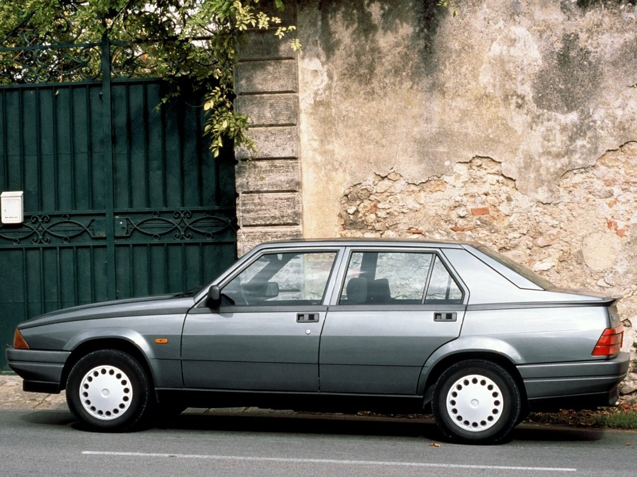 Alfa Romeo 75 I Рестайлинг, 1990, фото 8