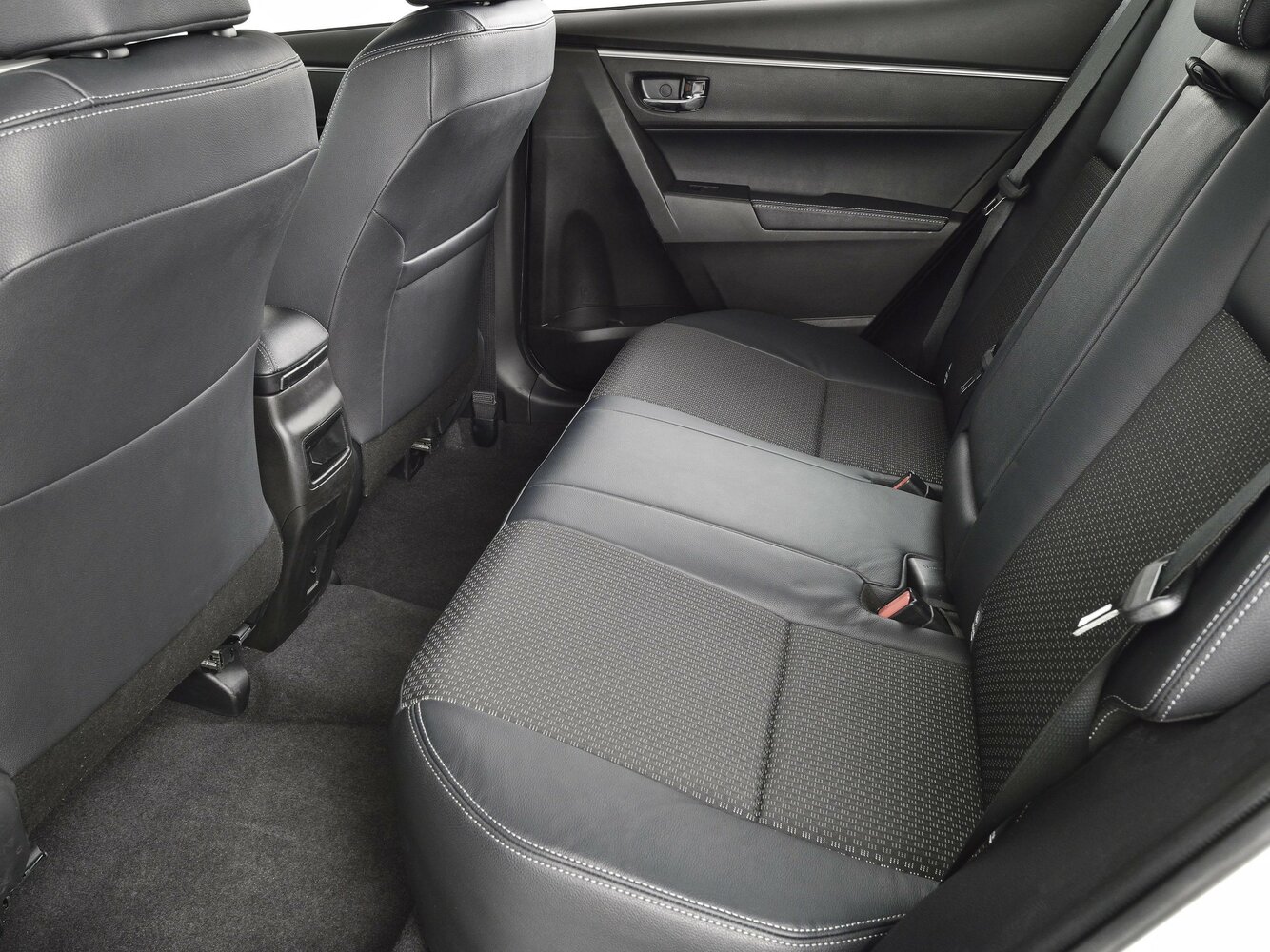 Toyota Corolla XI (E160, E170, E180), 2013, фото 23