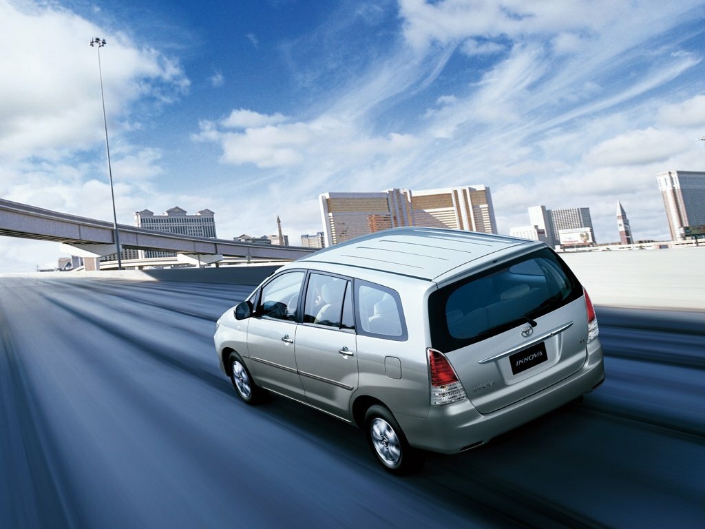 Toyota Innova I, 2011, фото 2