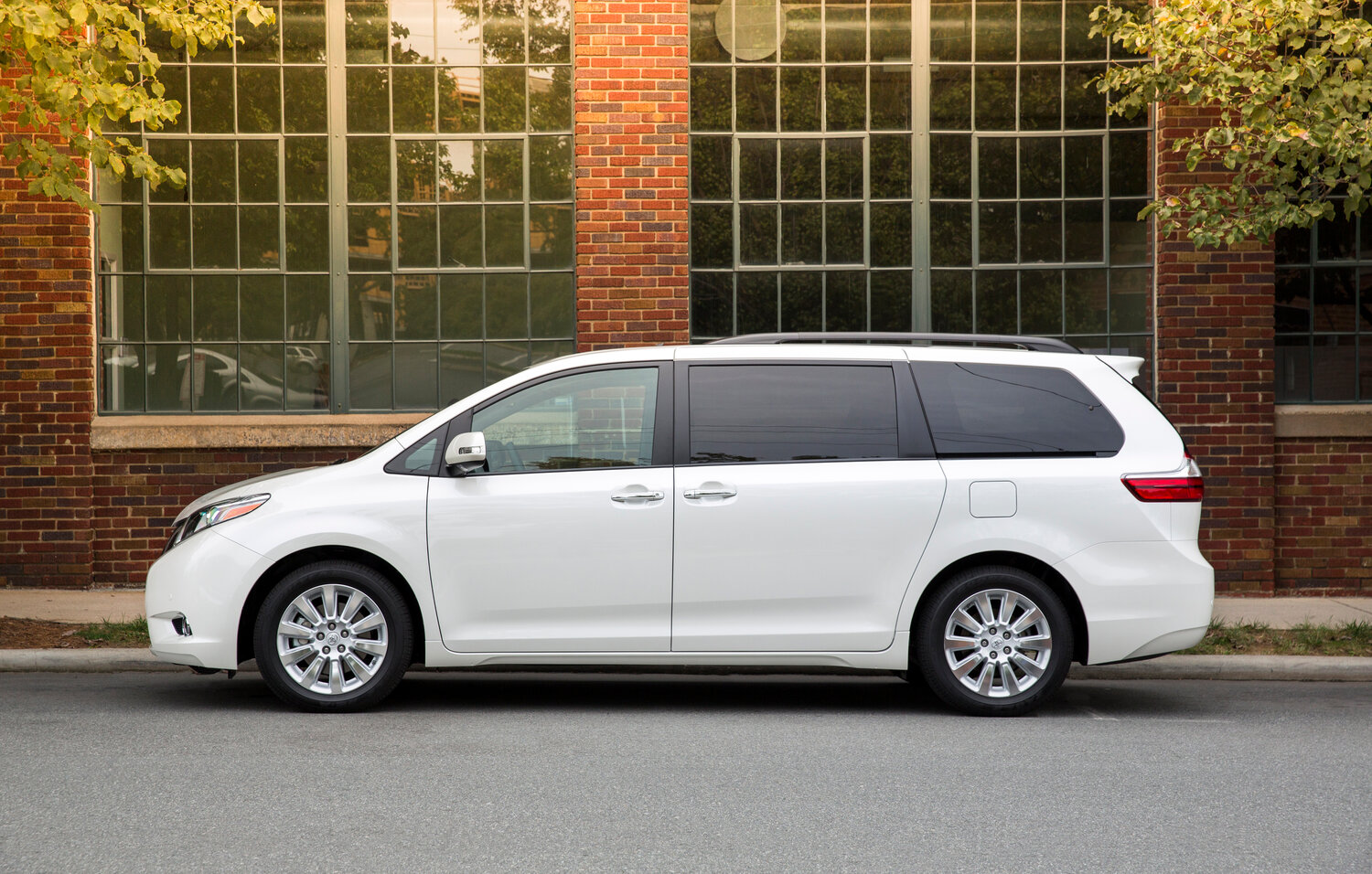 Toyota Sienna III Рестайлинг, 2014, фото 2