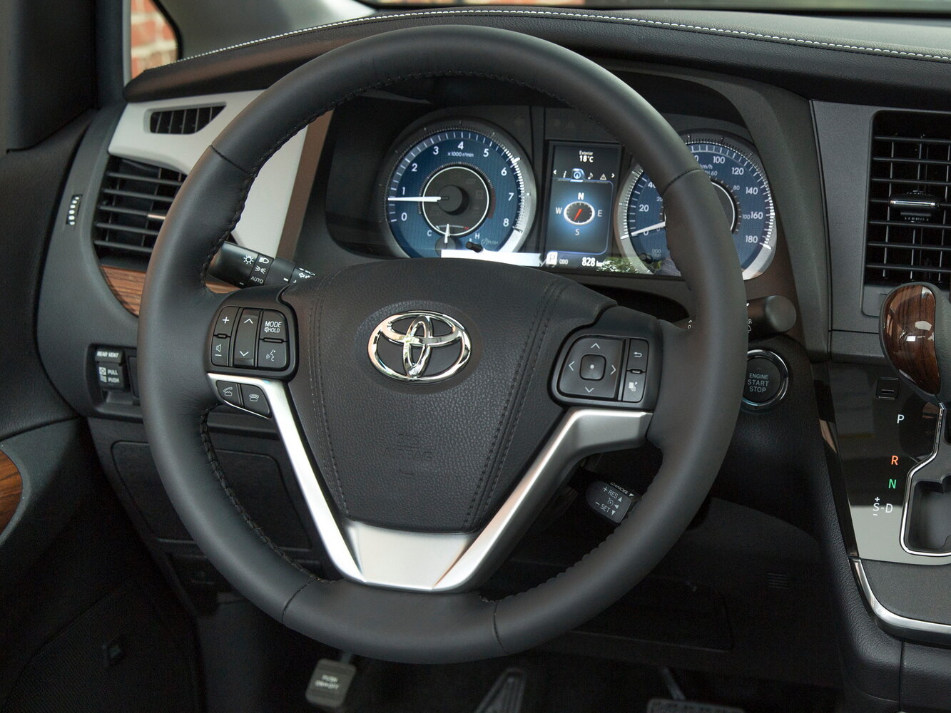 Toyota Sienna III Рестайлинг, 2014, фото 9