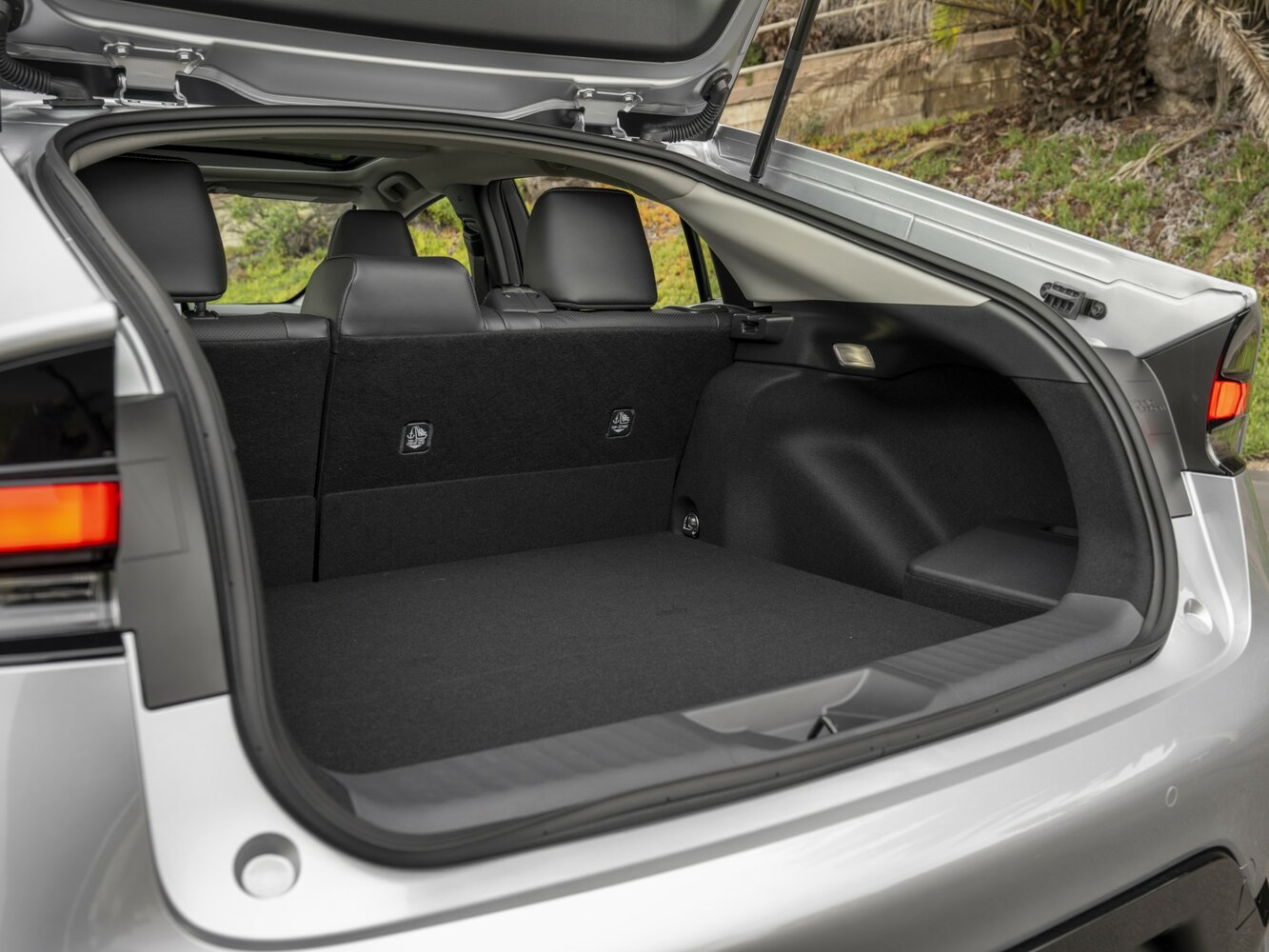 Toyota Prius V (XW60), 2025, фото 9