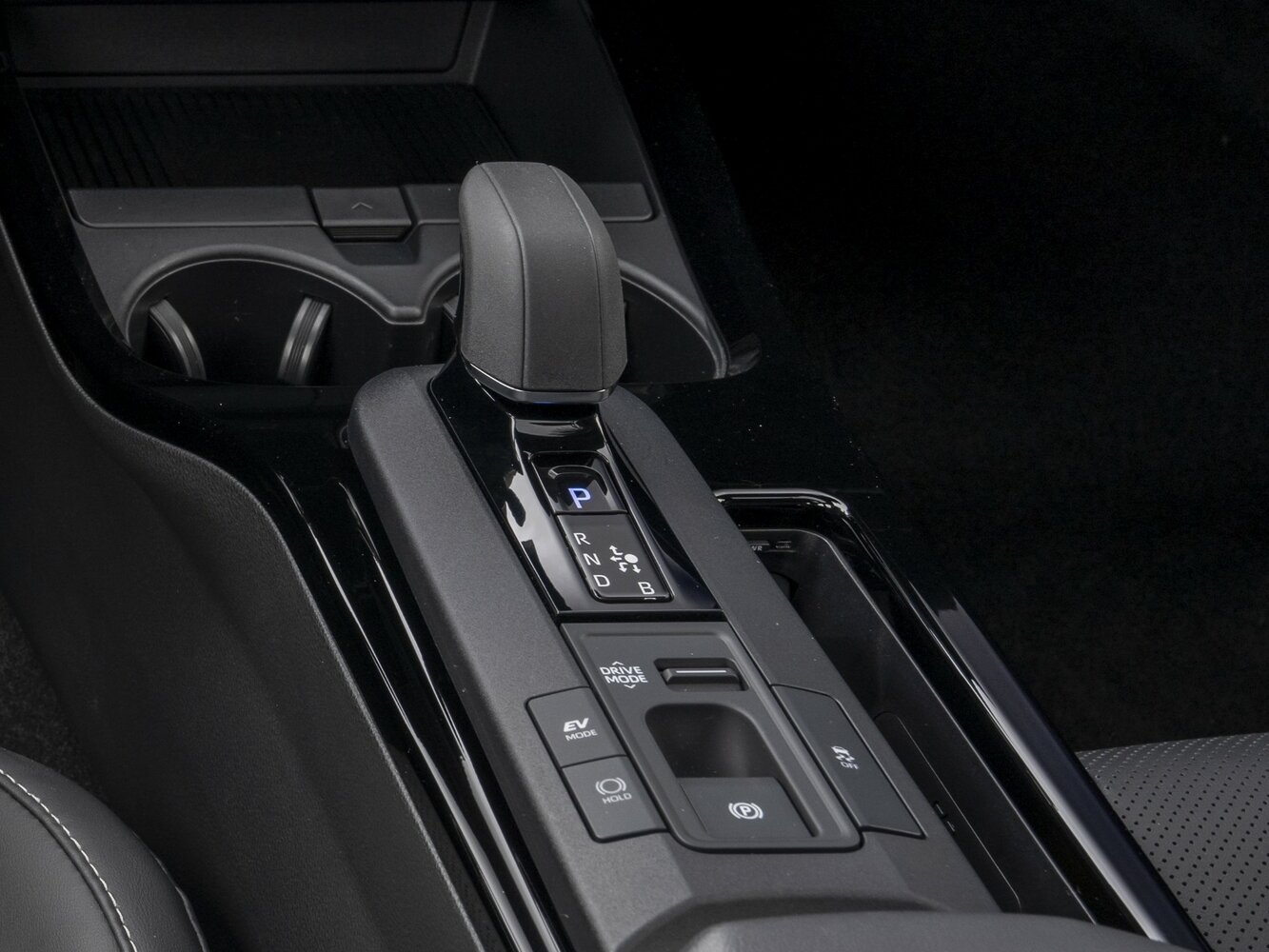 Toyota Prius V (XW60), 2025, фото 11