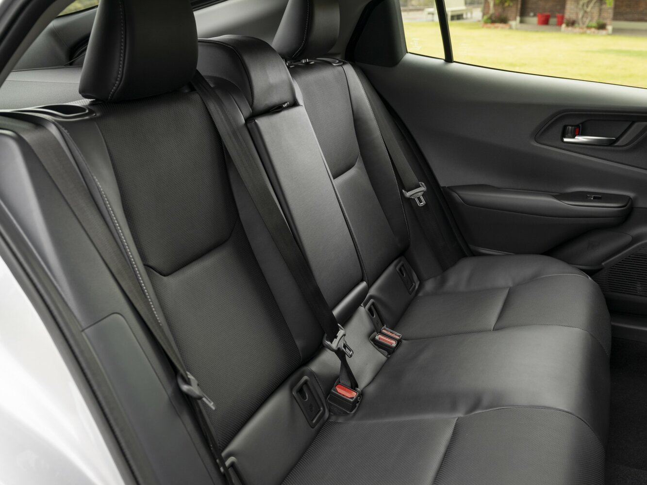 Toyota Prius V (XW60), 2025, фото 13