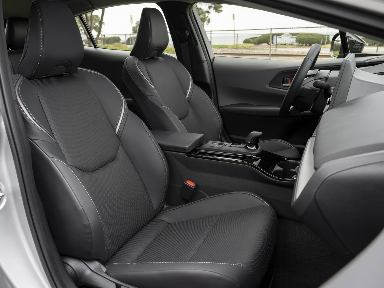 Toyota Prius V (XW60), 2025, фото 1