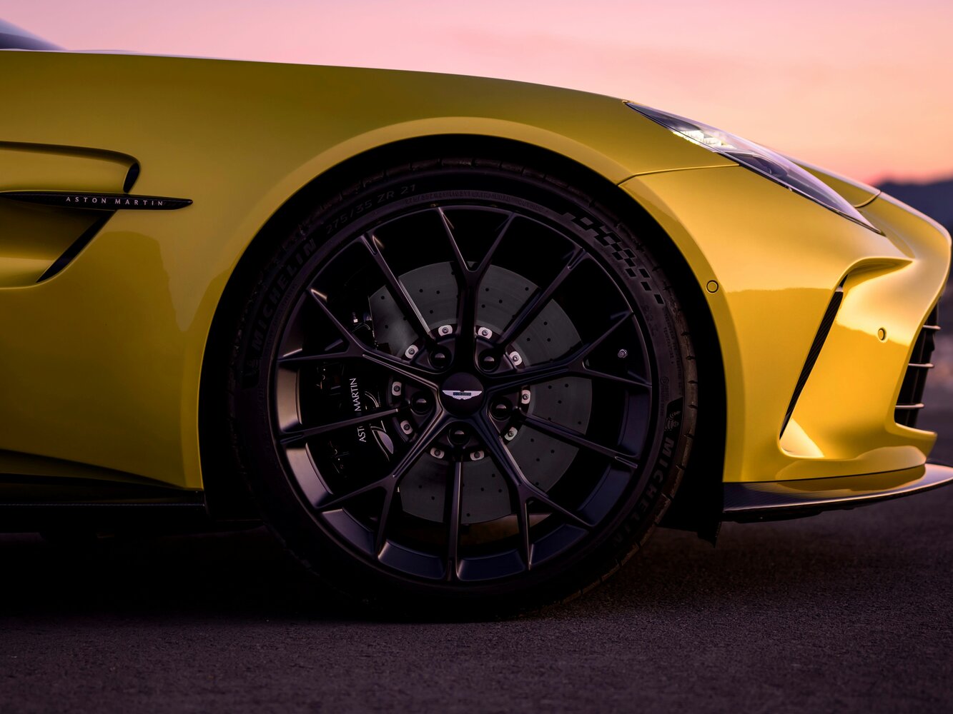 Aston Martin V8 Vantage IV Рестайлинг, 2024, фото 10