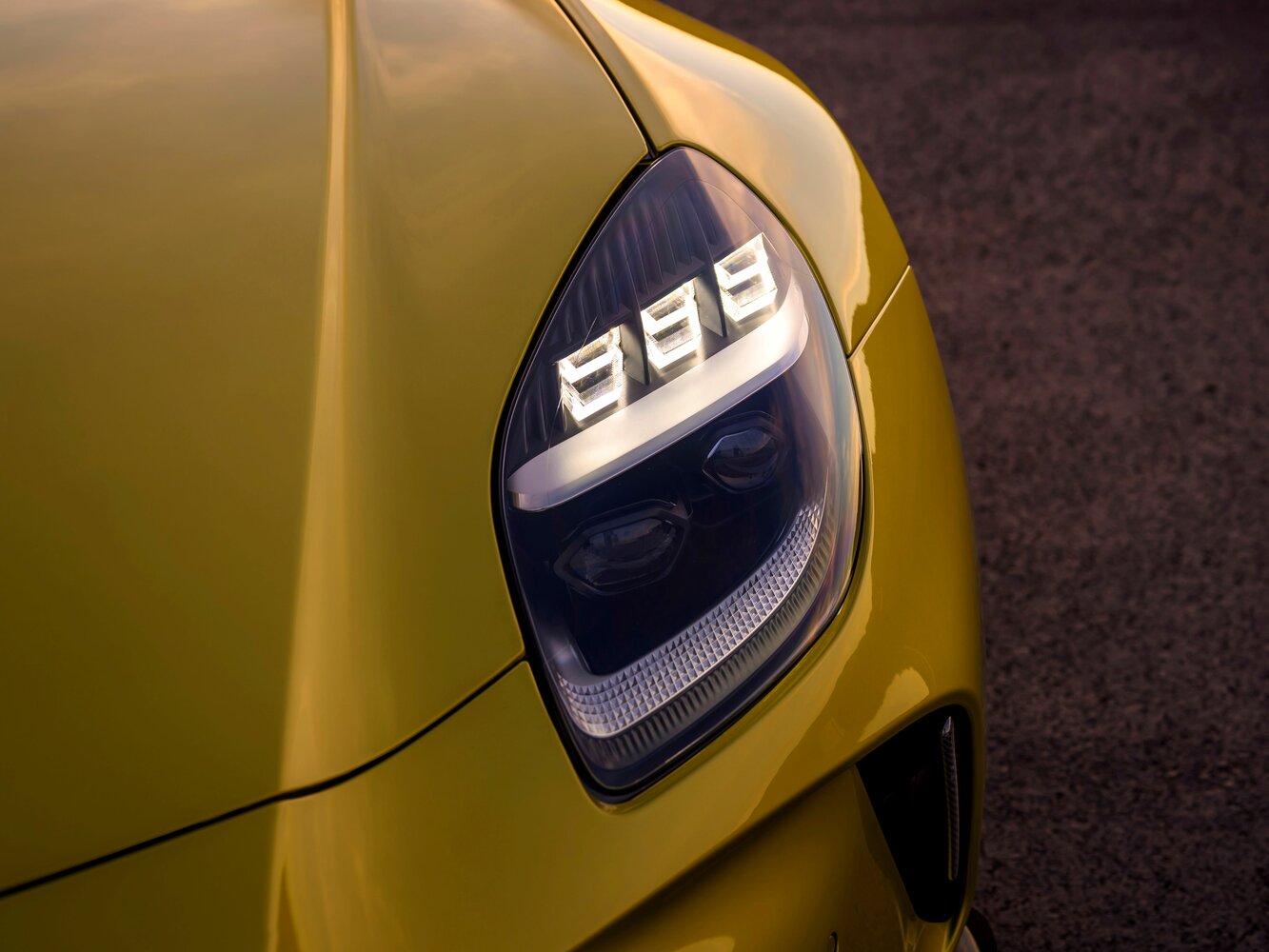 Aston Martin V8 Vantage IV Рестайлинг, 2024, фото 3