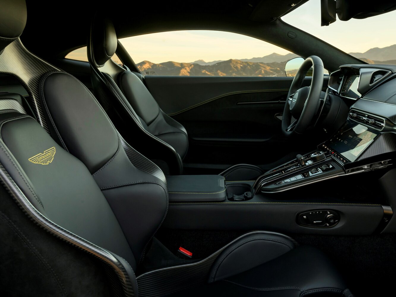 Aston Martin V8 Vantage IV Рестайлинг, 2024, фото 2