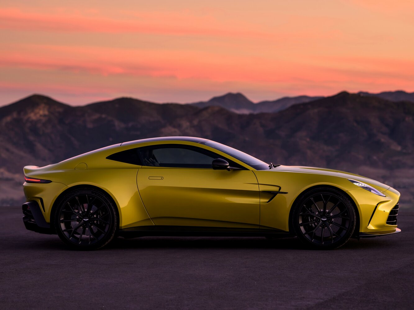 Aston Martin V8 Vantage IV Рестайлинг, 2024, фото 4