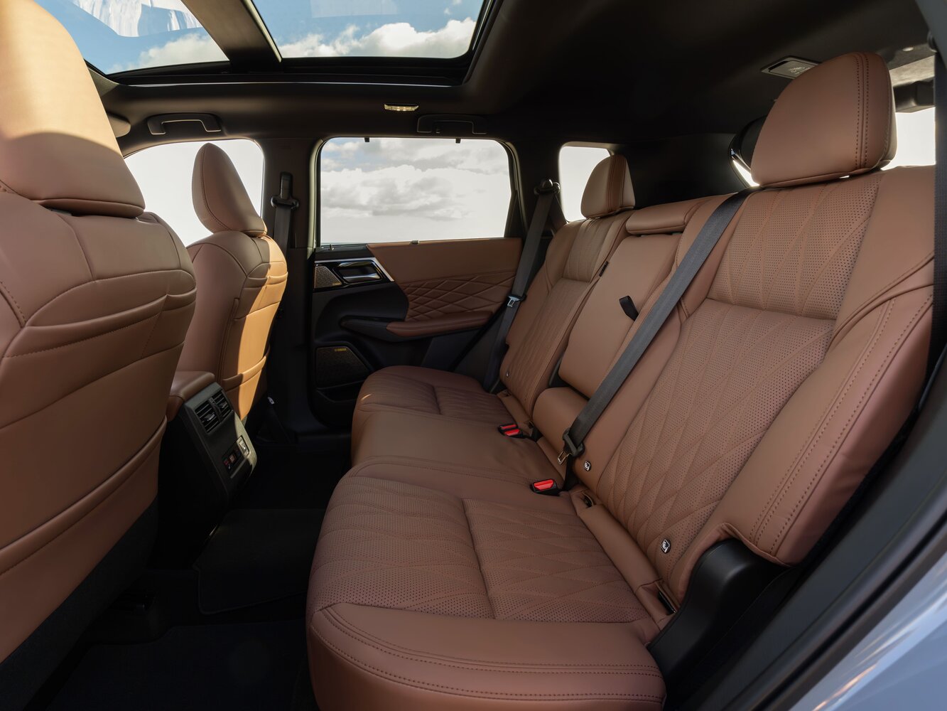 Mitsubishi Outlander IV Рестайлинг, 2026, фото 17