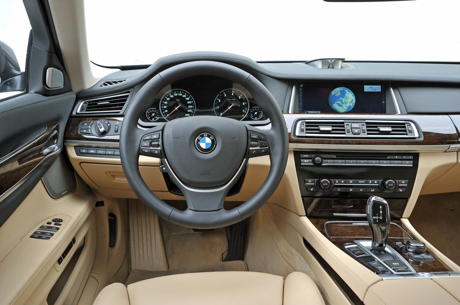 BMW 7 series V (F01/F02/F04) Рестайлинг, 2015, фото 17