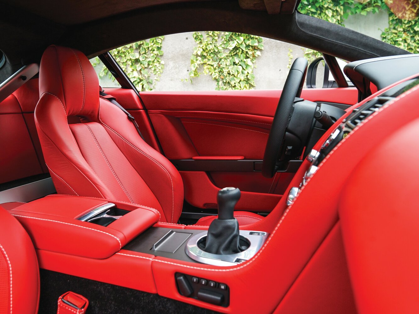 Aston Martin V8 Vantage III Рестайлинг, 2014, фото 6